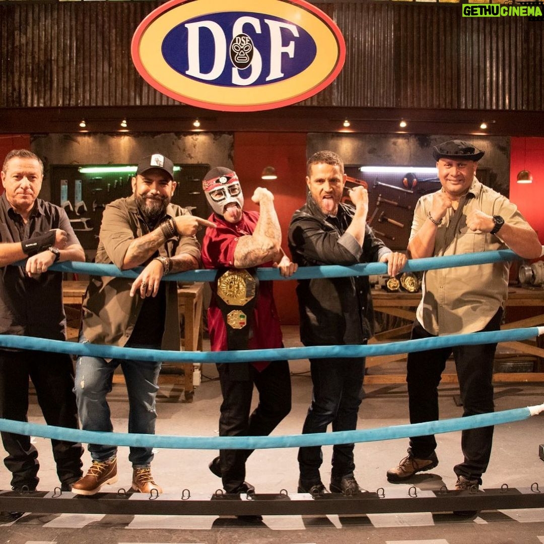 Michel Brown Instagram - Arrancamos !! #desafiosobrefuegolatinoamerica @marianogugliotta @jerry_arrechea @rvilarknives @dougmarcaida @hijodeoctagon y todo el equipo de esta joya de programa !!!! Nos cuentan qué tal estuvo !!!!! @historylatam