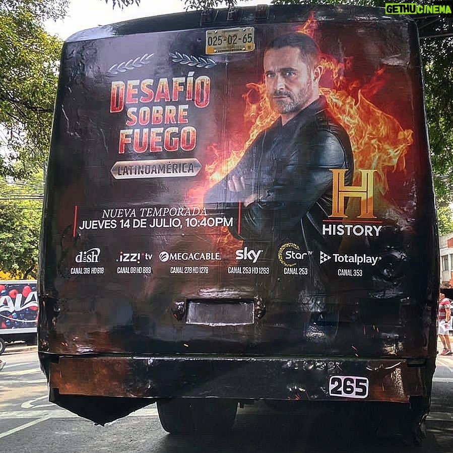 Michel Brown Instagram - Ahora si arranco este bus !!!!! Hoy 22:50 馃嚘馃嚪馃嚚馃嚧 21:50 馃嚚馃嚤馃嚮馃嚜 Jueves 22:40 馃嚥馃嚱 #desafiosobrefuegolatinoamerica @historylatam Nos cuentan c贸mo lo ven !!!