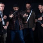 Michel Brown Instagram - Afilando espadas !!!!! #desafiosobrefuego @marianogugliotta @dougmarcaida @rvilarknives @historylatam
