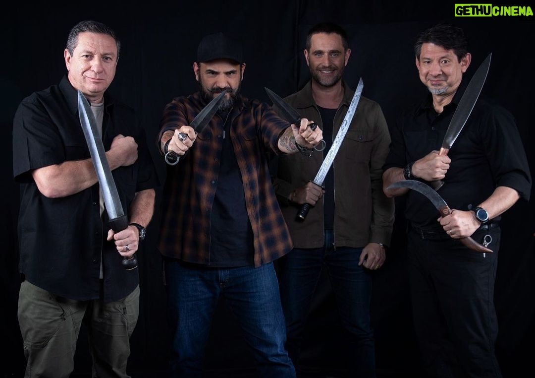 Michel Brown Instagram - Afilando espadas !!!!! #desafiosobrefuego @marianogugliotta @dougmarcaida @rvilarknives @historylatam