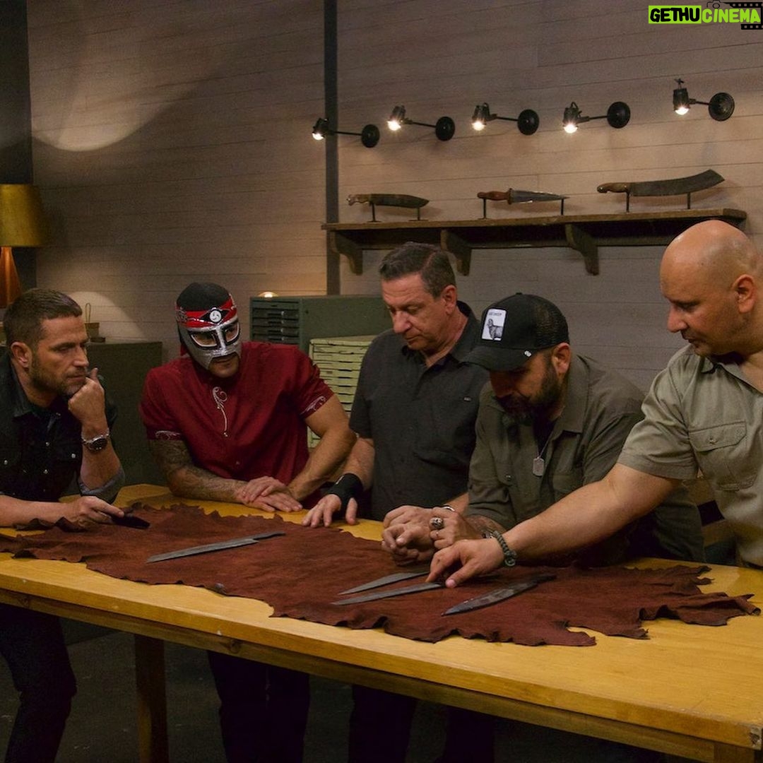 Michel Brown Instagram - Arrancamos !! #desafiosobrefuegolatinoamerica @marianogugliotta @jerry_arrechea @rvilarknives @dougmarcaida @hijodeoctagon y todo el equipo de esta joya de programa !!!! Nos cuentan qué tal estuvo !!!!! @historylatam