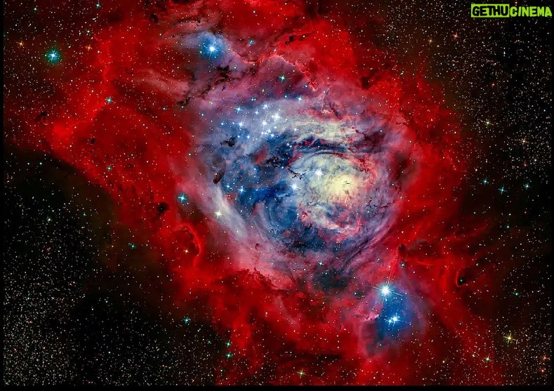 Michel Brown Instagram - Échense un paseo por el espacio detrás del lente de este amigo y pedazo de artista,te felicito chinito ………. Piel de gallina !!!! @chinomoro_astrofotografia 🪐 #astrofitografía #nebulosas Nombres Alternativos: Galaxia de Andrómeda, M31 (Messier 31), NGC 224. Tipo de Galaxia: Galaxia espiral. Distancia a la Tierra: Aproximadamente 2.537.000 años luz - En kilómetros: Aproximadamente 2.4 × 10^22 km. Tiempo que Tomó la Luz: Aproximadamente 2.537.000 años para que la luz llegue a la Tierra desde la Galaxia de Andrómeda. Acontecimientos en la Tierra cuando la Luz comenzó su viaje: (hace aproximadamente 2.537.000 años): - Prehistoria: Evolución de los primeros homínidos y desarrollo de las primeras herramientas. - Edad de Hielo: Glaciaciones y migración de los primeros humanos en Eurasia. - Edad del Bronce: Aparición de las civilizaciones en Mesopotamia y Egipto. - La luz de la Galaxia de Andrómeda ha viajado durante millones de años antes de llegar a la Tierra, por lo que ha presenciado una amplia gama de eventos históricos en nuestro planeta.