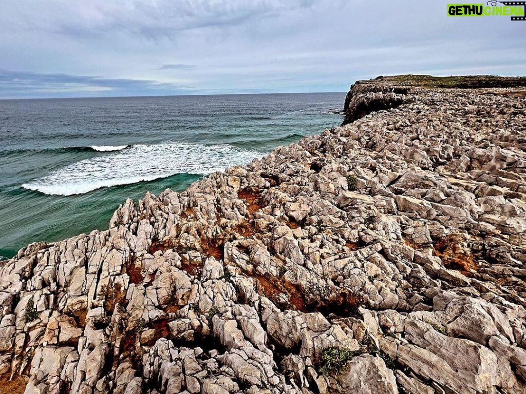 Michel Brown Instagram - Bufones de pria Los bufones son una belleza de fenómenos naturales originados por el efecto de la erosión del mar y la lluvia en la roca caliza, donde se hacen grietas y chimeneas que conectan el mar con la tierra. De mi plays preferidas de este viaje 🌊🙌