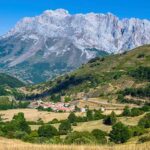 Michel Brown Instagram - Picos de Europa: Una de las imágenes más potentes y uno de los destinos más impresionantes para recorrer En Moto !! Dicen por ahí que su nombre proviene de los marinos que venían de América. Al ser la primera tierra que veían, la comenzaron a llamar Picos de Europa.