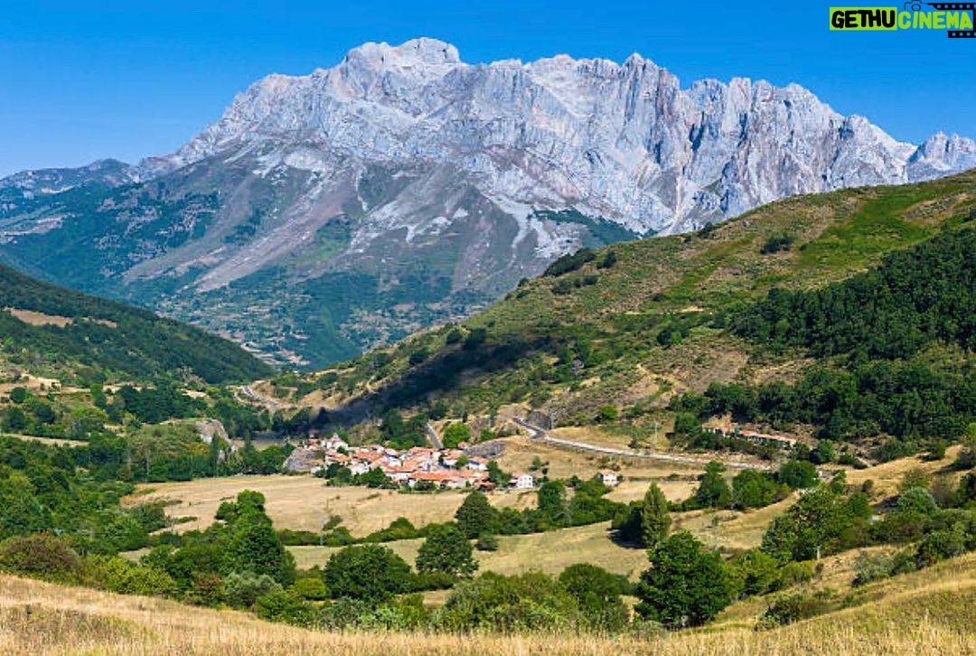 Michel Brown Instagram - Picos de Europa: Una de las imágenes más potentes y uno de los destinos más impresionantes para recorrer En Moto !! Dicen por ahí que su nombre proviene de los marinos que venían de América. Al ser la primera tierra que veían, la comenzaron a llamar Picos de Europa.