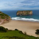 Michel Brown Instagram - Luego de estos 1600 km por el norte de España En Moto, en compañía de las maravillas de Cantabria y Asturias.le doy gracias a sus montañas ,sus acantilados, sus puertos de montaña que te dejan impávido, sus bosques de un verde único, sus maravillosas carreteras, sus cascadas,rías, y el maravilloso sonido de los cencerros que te acompaña por las montañas, sus hórreos maravillosos, los miles de genniucos apilados en las por el camino, su comida, su buena conversación en cualquier lugar en el que pares, la amabilidad de su gente y el inigualable orgullo que tienen los del norte por su tierra. me voy de aquí con el corazón más contento que nunca y miles de historias que contar..... que al final la vida de eso está echa. Qué valga la pena las horas de vuelo!! Qué pedazo de viaje tan bravo por fuera y por dentro #cantabria#asturias#españa#moto#viajar#pararlamaquina🧠