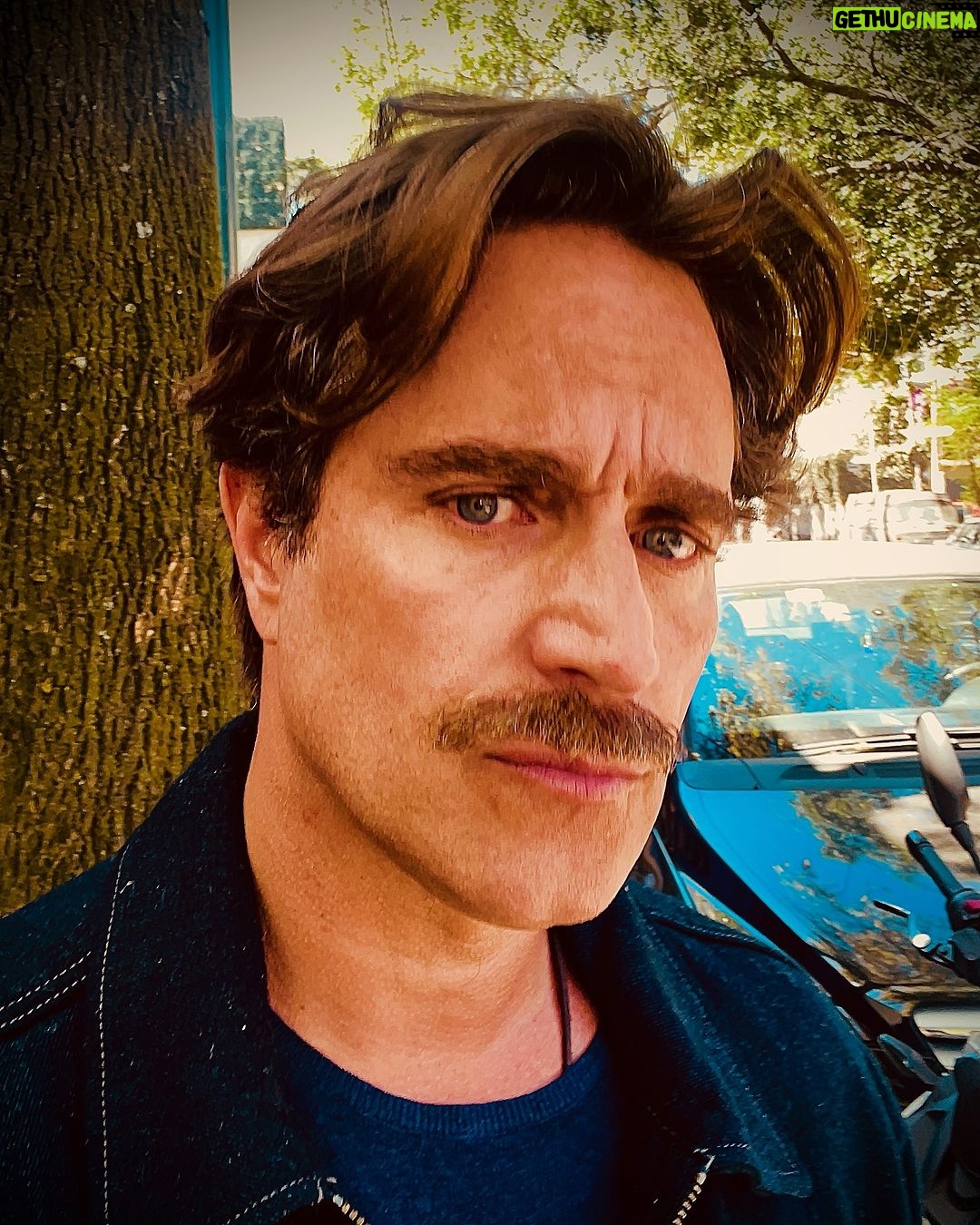 Michel Brown Instagram - Y que te quitan la barba después de 13 años …… A convivir con el bigoton !!! #TomSelleck Póngale nombre al bigoton!!!