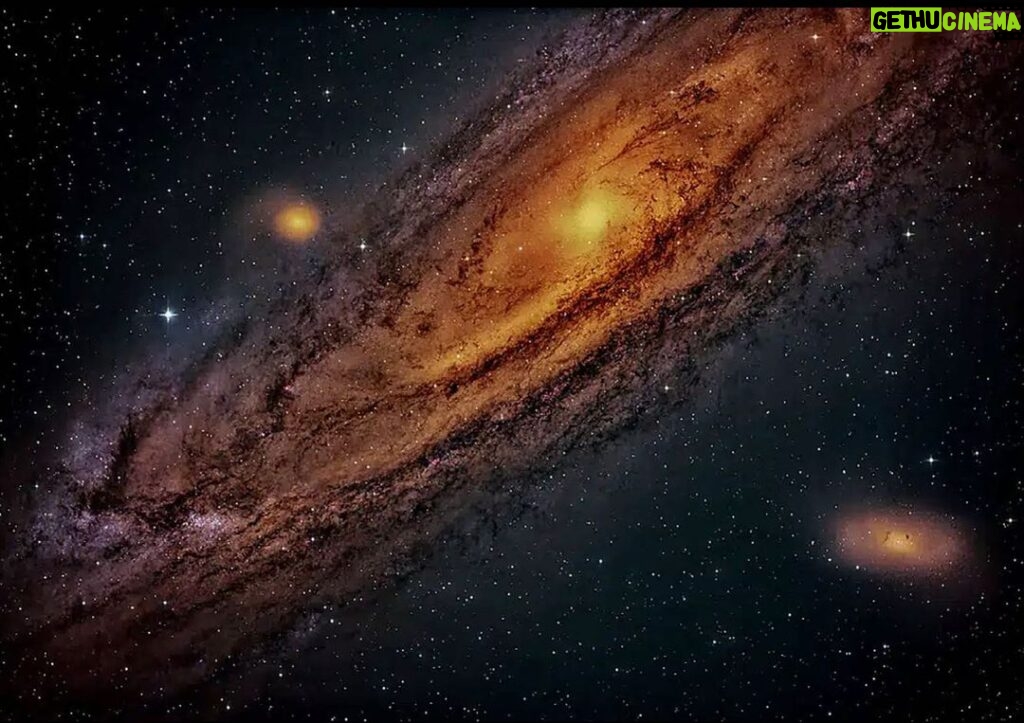 Michel Brown Instagram - Échense un paseo por el espacio detrás del lente de este amigo y pedazo de artista,te felicito chinito ………. Piel de gallina !!!! @chinomoro_astrofotografia 🪐 #astrofitografía #nebulosas Nombres Alternativos: Galaxia de Andrómeda, M31 (Messier 31), NGC 224. Tipo de Galaxia: Galaxia espiral. Distancia a la Tierra: Aproximadamente 2.537.000 años luz - En kilómetros: Aproximadamente 2.4 × 10^22 km. Tiempo que Tomó la Luz: Aproximadamente 2.537.000 años para que la luz llegue a la Tierra desde la Galaxia de Andrómeda. Acontecimientos en la Tierra cuando la Luz comenzó su viaje: (hace aproximadamente 2.537.000 años): - Prehistoria: Evolución de los primeros homínidos y desarrollo de las primeras herramientas. - Edad de Hielo: Glaciaciones y migración de los primeros humanos en Eurasia. - Edad del Bronce: Aparición de las civilizaciones en Mesopotamia y Egipto. - La luz de la Galaxia de Andrómeda ha viajado durante millones de años antes de llegar a la Tierra, por lo que ha presenciado una amplia gama de eventos históricos en nuestro planeta.