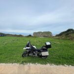 Michel Brown Instagram - Luego de estos 1600 km por el norte de España En Moto, en compañía de las maravillas de Cantabria y Asturias.le doy gracias a sus montañas ,sus acantilados, sus puertos de montaña que te dejan impávido, sus bosques de un verde único, sus maravillosas carreteras, sus cascadas,rías, y el maravilloso sonido de los cencerros que te acompaña por las montañas, sus hórreos maravillosos, los miles de genniucos apilados en las por el camino, su comida, su buena conversación en cualquier lugar en el que pares, la amabilidad de su gente y el inigualable orgullo que tienen los del norte por su tierra. me voy de aquí con el corazón más contento que nunca y miles de historias que contar..... que al final la vida de eso está echa. Qué valga la pena las horas de vuelo!! Qué pedazo de viaje tan bravo por fuera y por dentro #cantabria#asturias#españa#moto#viajar#pararlamaquina🧠