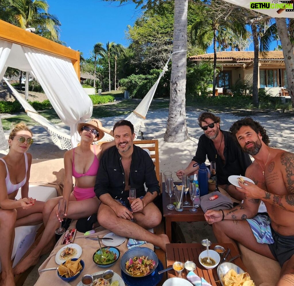 Michel Brown Instagram - Dominguirris 🥂🌞🌊💦💃 The St. Regis Punta Mita Resort