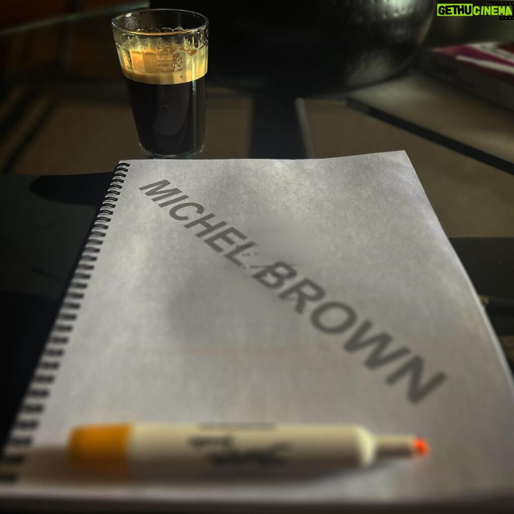 Michel Brown Instagram - Un aplauso a los guionistas!! ✍👏🏻✍👏🏻✍👏🏻✍👏🏻✍👏🏻 Vámonos …………………….🎬