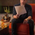 Michel Brown Instagram - No hay nada más emocionante que darle vida a un nuevo personaje, este espacio de construcción es un momento icónico y para mi es clave acompañar esta bajada creativa y de inspiración con un trago de @johnniewalker.col #publicidad #KeepWalking #MomentosBlack El exceso de alcohol es perjudicial para la salud. Prohíbase el expendido de bebidas embriagantes a menores de edad. (Johnnie Walker) Vol. alc 40%