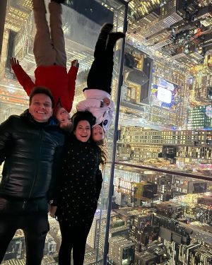 Michel Teló Instagram - Rolê da família por NY! Estamos amando tudo! Está sendo muito especial. Hoje viemos ver a cidade nas alturas. Que experiência top! 
@summitov