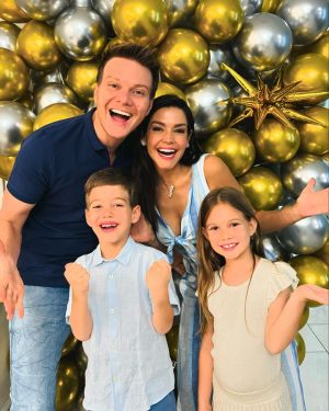 Michel Teló Instagram - FELIZ ANO NOVO!!!! 
2024 DE MUITAS BENÇÃOS!!! FELICIDADE, REALIZAÇÕES, SAÚDE, SORTE, PROTEÇÃO, É O QUE A GENTE DESEJA, DO FUNDO DO CORAÇÃO! VEM 2024!!! TAMO PRONTO!!!
