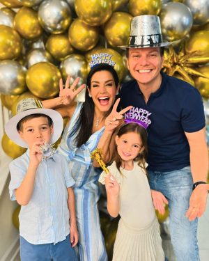 Michel Teló Instagram - FELIZ ANO NOVO!!!! 
2024 DE MUITAS BENÇÃOS!!! FELICIDADE, REALIZAÇÕES, SAÚDE, SORTE, PROTEÇÃO, É O QUE A GENTE DESEJA, DO FUNDO DO CORAÇÃO! VEM 2024!!! TAMO PRONTO!!!