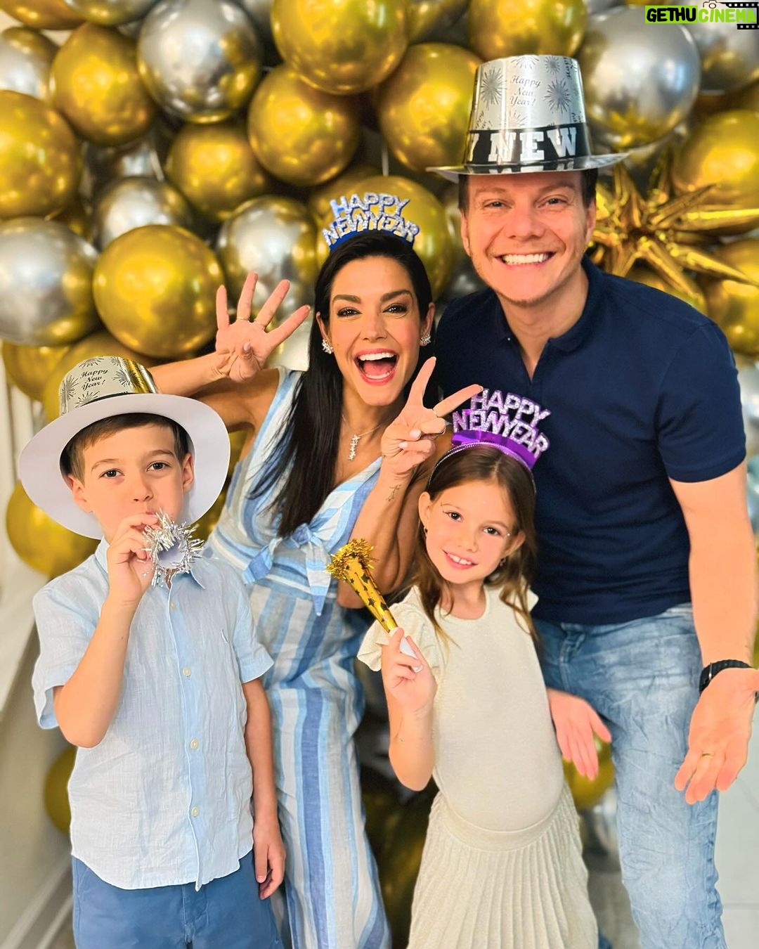 Michel Teló - 427.5K Likes - FELIZ ANO NOVO!!!!
2024 DE MUITAS BENÇÃOS!!! FELICIDADE, REALIZAÇÕES, SAÚDE, SORTE, PROTEÇÃO, É O QUE A GENTE DESEJA, DO FUNDO DO CORAÇÃO! VEM 2024!!! TAMO PRONTO!!!