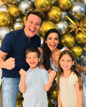 Michel Teló Instagram - FELIZ ANO NOVO!!!! 
2024 DE MUITAS BENÇÃOS!!! FELICIDADE, REALIZAÇÕES, SAÚDE, SORTE, PROTEÇÃO, É O QUE A GENTE DESEJA, DO FUNDO DO CORAÇÃO! VEM 2024!!! TAMO PRONTO!!!
