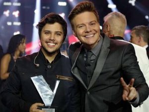 Michel Teló Instagram - Acredito no poder do @thevoicebrasil, de quantas pessoas que cantaram ali que mudaram significativamente a vida. Elas tiveram espaço, mostraram seus trabalhos para milhões de pessoas... Esse sempre foi o principal objetivo do The Voice, mostrar o quão nosso país tem gente talentosa. 

@thevoicebrasil é um programa que vai ficar sempre no meu coração, uma gratidão pra sempre por tudo que aprendi, todos os momentos que tive alegria de viver, de compartilhar com os colegas. É um ambiente de muito carinho, amor, respeito e com certeza vai fazer falta. 

Pra mim, fazer parte da história do The Voice Brasil realmente é muito especial! E bora que hoje tem FINAL da última temporada! 

Vamo que Vamo #TimeTelo ✌🏻

#finalthevoicebrasil #thevoicebrasil #timetelo