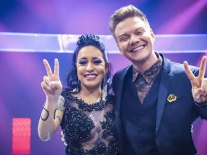 Michel Teló Instagram - Acredito no poder do @thevoicebrasil, de quantas pessoas que cantaram ali que mudaram significativamente a vida. Elas tiveram espaço, mostraram seus trabalhos para milhões de pessoas... Esse sempre foi o principal objetivo do The Voice, mostrar o quão nosso país tem gente talentosa. 

@thevoicebrasil é um programa que vai ficar sempre no meu coração, uma gratidão pra sempre por tudo que aprendi, todos os momentos que tive alegria de viver, de compartilhar com os colegas. É um ambiente de muito carinho, amor, respeito e com certeza vai fazer falta. 

Pra mim, fazer parte da história do The Voice Brasil realmente é muito especial! E bora que hoje tem FINAL da última temporada! 

Vamo que Vamo #TimeTelo ✌🏻

#finalthevoicebrasil #thevoicebrasil #timetelo