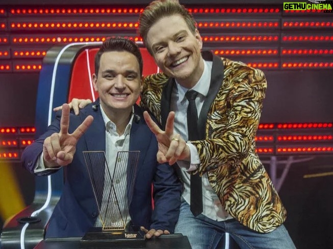 Michel Teló - 62.7K Likes - Acredito no poder do @thevoicebrasil, de quantas pessoas que cantaram ali que mudaram significativamente a vida. Elas tiveram espaço, mostraram seus trabalhos para milhões de pessoas... Esse sempre foi o principal objetivo do The Voice, mostrar o quão nosso país tem gente talentosa.
@thevoicebrasil é um programa que vai ficar sempre no meu coração, uma gratidão pra sempre por tudo que aprendi, todos os momentos que tive alegria de viver, de compartilhar com os colegas. É um ambiente de muito carinho, amor, respeito e com certeza vai fazer falta.
Pra mim, fazer parte da história do The Voice Brasil realmente é muito especial! E bora que hoje tem FINAL da última temporada!
Vamo que Vamo #TimeTelo ✌🏻
#finalthevoicebrasil #thevoicebrasil #timetelo