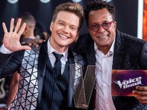 Michel Teló Instagram - Acredito no poder do @thevoicebrasil, de quantas pessoas que cantaram ali que mudaram significativamente a vida. Elas tiveram espaço, mostraram seus trabalhos para milhões de pessoas... Esse sempre foi o principal objetivo do The Voice, mostrar o quão nosso país tem gente talentosa. 

@thevoicebrasil é um programa que vai ficar sempre no meu coração, uma gratidão pra sempre por tudo que aprendi, todos os momentos que tive alegria de viver, de compartilhar com os colegas. É um ambiente de muito carinho, amor, respeito e com certeza vai fazer falta. 

Pra mim, fazer parte da história do The Voice Brasil realmente é muito especial! E bora que hoje tem FINAL da última temporada! 

Vamo que Vamo #TimeTelo ✌🏻

#finalthevoicebrasil #thevoicebrasil #timetelo