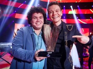 Michel Teló Instagram - Acredito no poder do @thevoicebrasil, de quantas pessoas que cantaram ali que mudaram significativamente a vida. Elas tiveram espaço, mostraram seus trabalhos para milhões de pessoas... Esse sempre foi o principal objetivo do The Voice, mostrar o quão nosso país tem gente talentosa. 

@thevoicebrasil é um programa que vai ficar sempre no meu coração, uma gratidão pra sempre por tudo que aprendi, todos os momentos que tive alegria de viver, de compartilhar com os colegas. É um ambiente de muito carinho, amor, respeito e com certeza vai fazer falta. 

Pra mim, fazer parte da história do The Voice Brasil realmente é muito especial! E bora que hoje tem FINAL da última temporada! 

Vamo que Vamo #TimeTelo ✌🏻

#finalthevoicebrasil #thevoicebrasil #timetelo