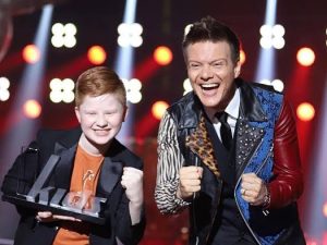 Michel Teló Instagram - Acredito no poder do @thevoicebrasil, de quantas pessoas que cantaram ali que mudaram significativamente a vida. Elas tiveram espaço, mostraram seus trabalhos para milhões de pessoas... Esse sempre foi o principal objetivo do The Voice, mostrar o quão nosso país tem gente talentosa. 

@thevoicebrasil é um programa que vai ficar sempre no meu coração, uma gratidão pra sempre por tudo que aprendi, todos os momentos que tive alegria de viver, de compartilhar com os colegas. É um ambiente de muito carinho, amor, respeito e com certeza vai fazer falta. 

Pra mim, fazer parte da história do The Voice Brasil realmente é muito especial! E bora que hoje tem FINAL da última temporada! 

Vamo que Vamo #TimeTelo ✌🏻

#finalthevoicebrasil #thevoicebrasil #timetelo