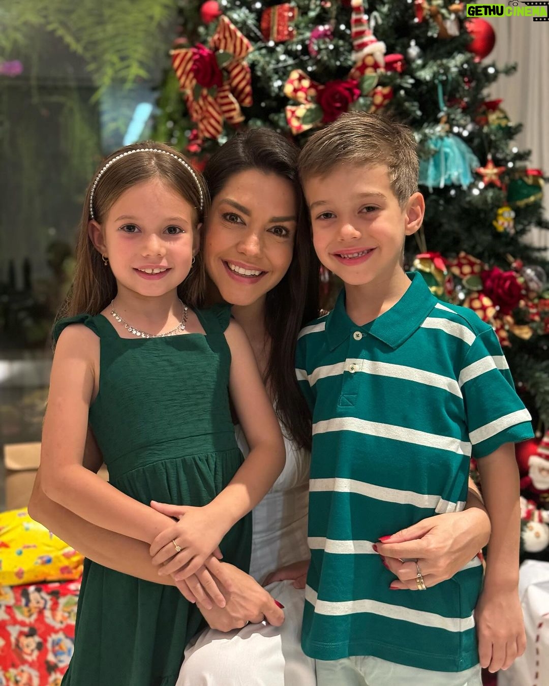 Michel Teló Instagram - “Desejo a você um santo e abençoado Natal! Que você possa, de fato, encontrar-se e deixar que Jesus mais uma vez nasça no seu coração e transforme completamente a sua vida!” Tem coisas q só vivendo a gente entende e percebe o qto precisávamos disso. Deus é perfeito. E os Planos Dele são infinitamente melhores que os nossos. ✨🙏🏼🕊️💜 Que seja um dia de renovação, gratidão e sorte de bençãos!