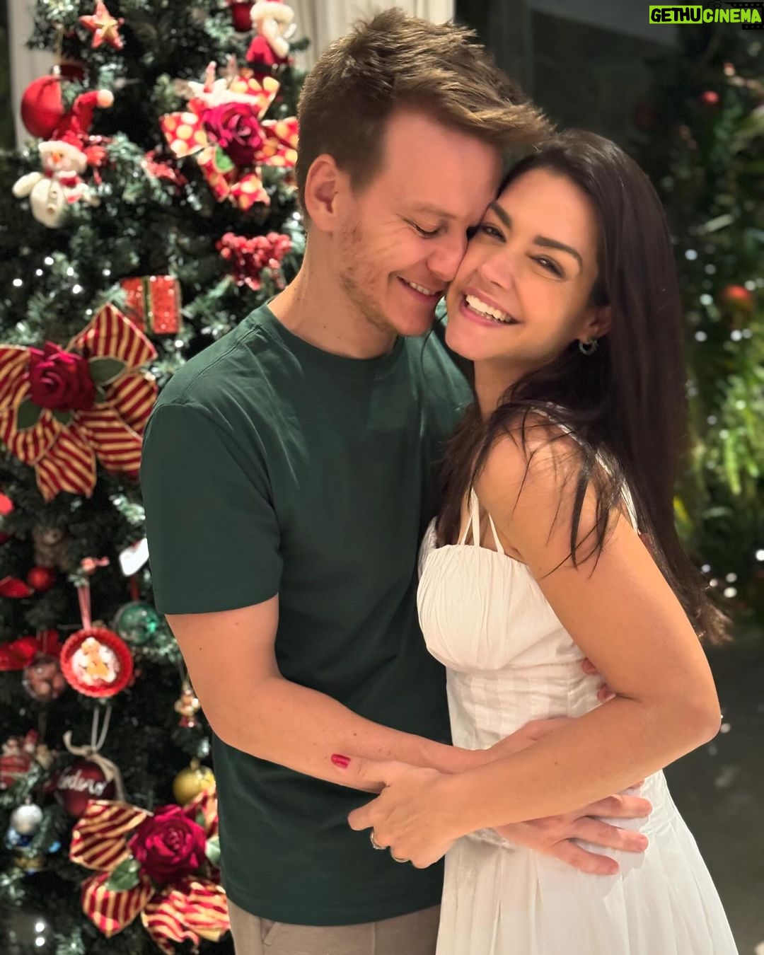 Michel Teló Instagram - “Desejo a você um santo e abençoado Natal! Que você possa, de fato, encontrar-se e deixar que Jesus mais uma vez nasça no seu coração e transforme completamente a sua vida!” Tem coisas q só vivendo a gente entende e percebe o qto precisávamos disso. Deus é perfeito. E os Planos Dele são infinitamente melhores que os nossos. ✨🙏🏼🕊️💜 Que seja um dia de renovação, gratidão e sorte de bençãos!