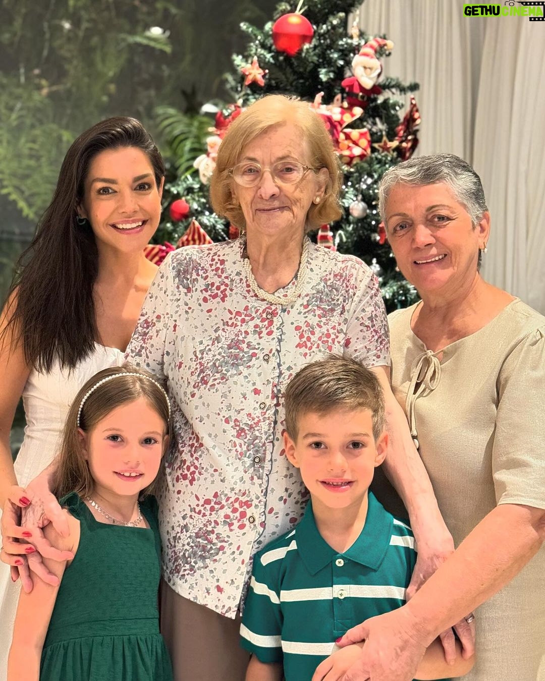 Michel Teló Instagram - “Desejo a você um santo e abençoado Natal! Que você possa, de fato, encontrar-se e deixar que Jesus mais uma vez nasça no seu coração e transforme completamente a sua vida!” Tem coisas q só vivendo a gente entende e percebe o qto precisávamos disso. Deus é perfeito. E os Planos Dele são infinitamente melhores que os nossos. ✨🙏🏼🕊️💜 Que seja um dia de renovação, gratidão e sorte de bençãos!