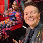 Michel Teló Instagram - Nosso queridíssimo técnico @micheltelo e nossa convidada especialíssima da noite de hoje @gabyamarantos passando pra avisar que: o #TheVoiceBrasil está no ar! 🤩 E a noite é de #Batalhas, hein! ✨🥊🎤 Quem vem? ✌️ Estúdios Globo