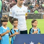 Michel Teló Instagram - Jamais esqueceremos esse dia!! Primeira vez, as crianças assistindo um jogo do @gremio num estádio! E foi no Maraca! Entraram com @luissuarez9, e não tenho palavras pra agradecer Luisito pelo carinho e atenção com as crianças! Sentiremos sua falta aqui! Que jogo! Que noite! Obrigado toda a galera do @gremio pela parceria de sempre! @renatogaucho surreal! Ah se aquele pênalti contra o Corinthians tivesse acontecido… turma pé quente! @teofilotelo @evatelo @luismigueltelo @leo_telo_ @allanjapan