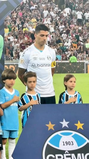 Michel Teló Instagram - Jamais esqueceremos esse dia!! Primeira vez, as crianças assistindo um jogo do @gremio num estádio! E foi no Maraca! Entraram com @luissuarez9, e não tenho palavras pra agradecer Luisito pelo carinho e atenção com as crianças! Sentiremos sua falta aqui! Que jogo! Que noite! 
Obrigado toda a galera do @gremio pela parceria de sempre! 
@renatogaucho surreal! 
Ah se aquele pênalti contra o Corinthians tivesse acontecido… 
turma pé quente! @teofilotelo @evatelo @luismigueltelo @leo_telo_ @allanjapan