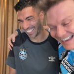 Michel Teló Instagram – Gremista faceiro por aqui! Vim pegar o DVD do professor @renatogaucho! E dar um abraço no @luissuarez9 @wkannemann @luanguillherme toda a gurizada! Obrigado @gremio pela acolhida!