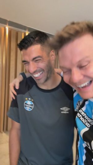 Michel Teló Instagram - Gremista faceiro por aqui! Vim pegar o DVD do professor @renatogaucho! E dar um abraço no @luissuarez9 @wkannemann @luanguillherme toda a gurizada! Obrigado @gremio pela acolhida!
