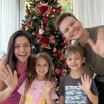 Michel Teló Instagram - A felicidade do dia 1 de dezembro chegar! 🥰🎄 Eu amoooooo árvore de Natal, decoração de Natal… Tem época melhor, gente? Eu amo! E graças a Deus, nossos filhos também herdaram esse amor pelo mês mais lindo do ano. Ficam ansioso por esse momento.. e é sempre assim.. desde mto pequenos, fazemos juntos! Não tem certo e errado… eles vão livremente colocando as decorações onde preferem.. e é bem aleatório mesmo! Sabem o tema da nossa árvore???a história dela??? Esses dias eu conto pra vcs! Montamos a nossa árvore, do nosso jeitinho, com todo amor e carinho, curtindo cada momento. E aí, já montou a sua? Aproveita o FDS e vai curtir esse momento em família. 🫶🏼🎅🏼