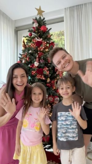 Michel Teló Instagram - A felicidade do dia 1 de  dezembro chegar! 🥰🎄
Eu amoooooo árvore de Natal, decoração de Natal… Tem época melhor, gente? Eu amo! E graças a Deus, nossos filhos também herdaram esse amor pelo mês mais lindo do ano. Ficam ansioso por esse momento.. e é sempre assim.. desde mto pequenos, fazemos juntos! Não tem certo e errado… eles vão livremente colocando as decorações onde preferem.. e é bem aleatório mesmo! Sabem o tema da nossa árvore???a história dela??? Esses dias eu conto pra vcs! 
Montamos a nossa árvore, do nosso jeitinho, com todo amor e carinho, curtindo cada momento. E aí, já montou a sua? Aproveita o FDS e vai curtir esse momento em família. 🫶🏼🎅🏼