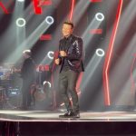 Michel Teló Instagram - É a plateia mais carinhosa do Brasil e eu posso provar! 🕺 E essa dancinha do meu técnico @micheltelo no final??? Simplesmente TU-DO! ☺️🫶🎶 A segunda rodada das Audições às Cegas continua hoje no #TheVoiceBrasil. É depois de ‘Terra e Paixão’ na @tvglobo! 📺 Estúdios Globo