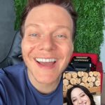 Michel Teló Instagram – Sabe o que as músicas do @micheltelo e da @marifernandez têm em comum com a S10? As três são feitas no Brasil e amadas por todos os brasileiros. Acesse o site e entenda esse carinho que o Teló e a Mari sentem pela #ChevroletS10!
#publicidade

#PARATODOSVEREM: O reels começa com o logotipo da Chevrolet sobre uma ligação de vídeo da Mari Fernandez e do Michel Teló. Ela fala: “OI, MICHEL, TUDO BEM AMIGO?”. Ele responde: “Ô, MARI FERNANDEZ, QUE LIGAÇÃO BOA, HEIN? VOCÊ TÁ BEM?”. Mari: “EU TE LIGUEI PORQUE EU TÔ COM UM UMA DÚVIDA: VOCÊ SABE O QUE A GENTE TEM EM COMUM?”. Michel: “AI VOCÊ ME PEGOU. COISA EM COMUM, MARI?”. Mari: “É O NOSSO AMOR PELA CHEVROLET S10. Michel: “AH, VOU FALAR PRA VOCÊ: ISSO, COM CERTEZA, NÃO TEM COMO NÃO AMAR! É A PICAPE MAIS COMPLETA, AGORA MAIS PERTO DE SER SUA, UAI. ELA É FEITA AQUI NO BRASIL, HEIN?”. Mari: “POIS É, MICHEL! NÃO TEM COMO NÃO AMAR A CHEVROLET S10, NÉ? ESSA PICAPE TEM FORÇA, DESIGN, TECNOLOGIA E TUDO MAIS QUE VOCÊ IMAGINAR. ELA É PERFEITA”. Aparece o lettering: “FORÇA, DESIGN, TECNOLOGIA E MUITO MAIS”. Michel: “ENTÃO APROVEITE ESTA OPORTUNIDADE E VÁ ATÉ UMA CONCESSIONÁRIA OU ACESSE O SITE. E LEMBRE-SE: VÁ DE CHEVROLEEEET”.