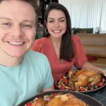 Michel Teló Instagram - O seu Natal fica muito mais especial com a Ave Natalina e o Frango Temperado de Natal da @larcooperativa! Deliciosamente temperados, você pode escolher a versão que mais combina com o tamanho da sua família. E aí, que tal garantir já o prato principal da sua ceia? Frango Lar. Combina com Natal. Combina com tudo. #CombinaComTudo #proteína #FrangoLar #Natal *publi