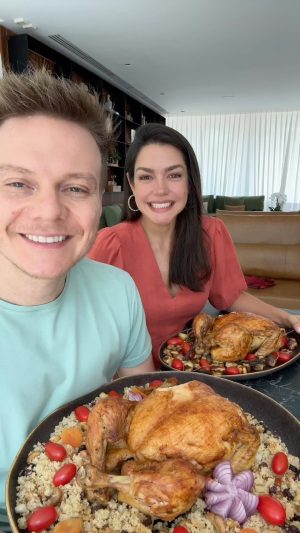 Michel Teló Instagram - O seu Natal fica muito mais especial com a Ave Natalina e o Frango Temperado de Natal da @larcooperativa! 
Deliciosamente temperados, você pode escolher a versão que mais combina com o tamanho da sua família. E aí, que tal garantir já o prato principal da sua ceia?
Frango Lar. Combina com Natal. Combina com tudo.
#CombinaComTudo #proteína #FrangoLar #Natal *publi