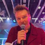 Michel Teló Instagram – Levanta a mão aê…🕺🏼

3/12 estarei no @showdavida, turma! 

#Repost @showdavida 
・・・
Vai rolar um Fuzuê no palco 
do @showdavida! 🪗🎵
 
@micheltelo em breve, no #Fantástico