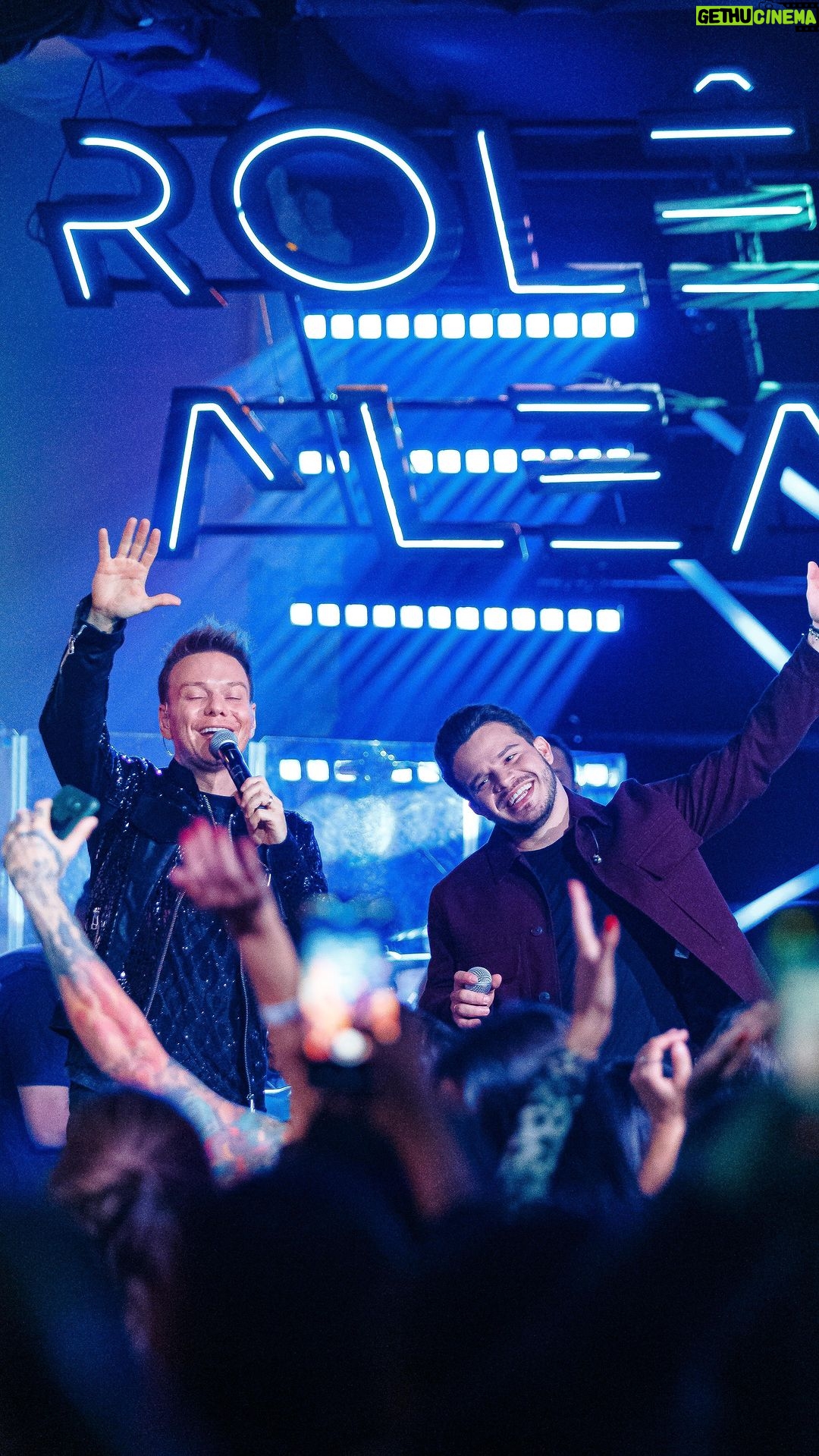 Michel Teló Instagram - Sempre tem alguém que faz a gente largar a farra, né? Envia pro @ e não diga nada… Deixa que eu e @micheltelo faremos a mágica acontecer. 😎🔥 Disponível em todas as plataformas de streaming. Adicione já à sua playlist favorita! 🚀💥 #tchauprosesquemas #rolealeatorio