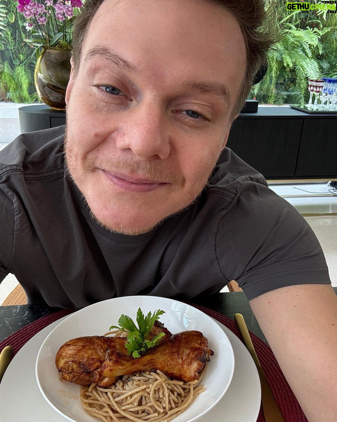 Michel Teló Instagram - Fala, turma! Quando eu digo que Lar combina com tudo, é porque combina com tudo mesmo! Combina com uma massa caprichada, com uma saladinha, com um lanche rápido e, claro, com reunir a galera pra um churrasco! E aí, já experimentou? Frango Lar. Combina com a sua fome. Combina com tudo. #CombinaComTudo #proteína #snack #linguiçadefrango #iscasempanadas #frangoIQF #FrangoLar *publi @larcooperativa
