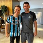 Michel Teló Instagram - Alô, @micheltelo Vou te esperar lá na Arena do Grêmio Pras partidas da Liberta Mas eu te peço só um pouquinho de paciência 2024 tá chegando, não se desespera. Psiu, beijo, me liga só quem tá garantido na #Libertadores2024! 😅🇪🇪