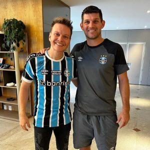 Michel Teló Instagram - Alô, @micheltelo 
Vou te esperar lá na Arena do Grêmio 
Pras partidas da Liberta 
Mas eu te peço só um pouquinho de paciência 
2024 tá chegando, não se desespera.

Psiu, beijo, me liga só quem tá garantido na #Libertadores2024! 😅🇪🇪