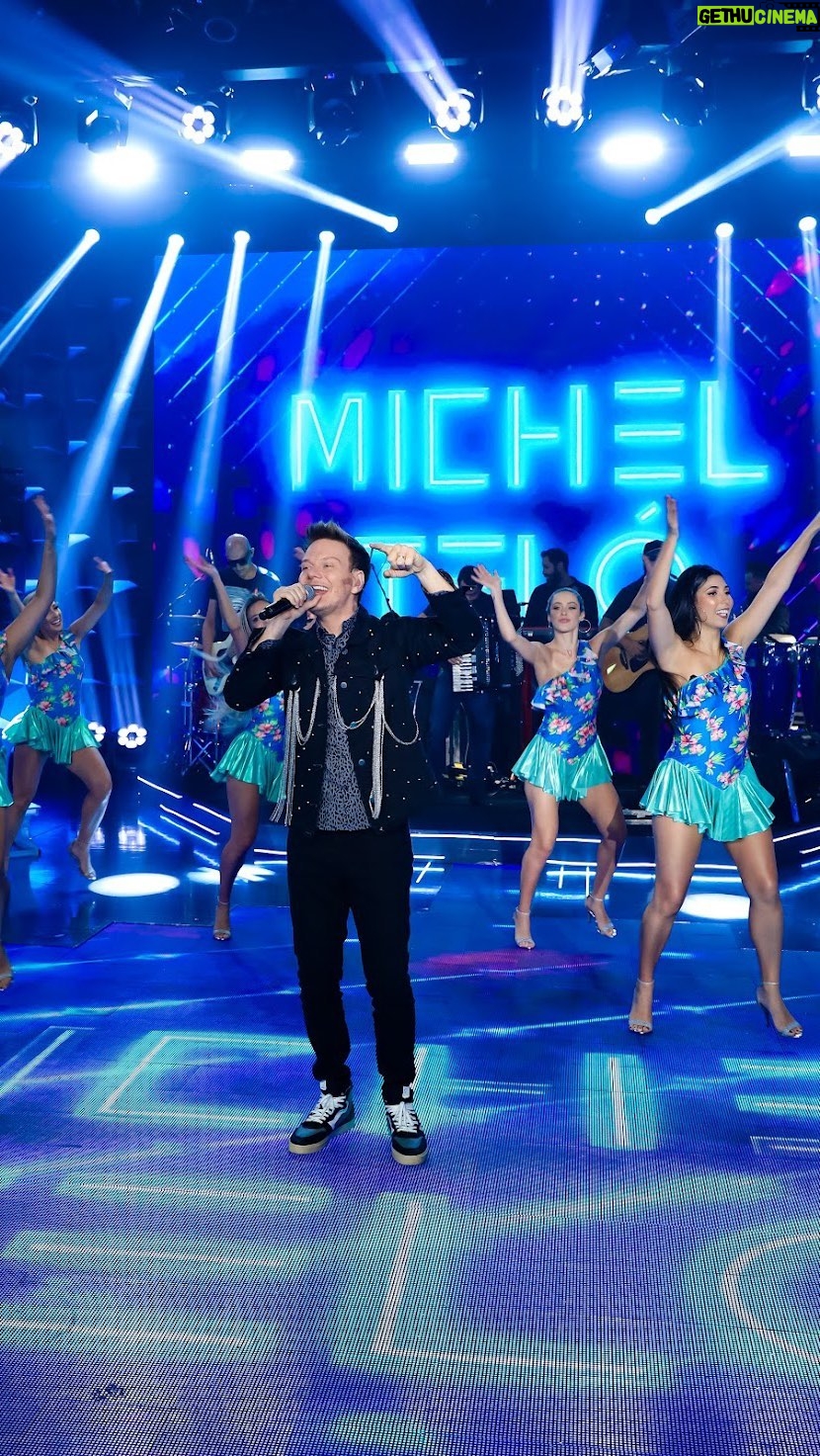 Michel Teló Instagram - Vai ser uma noite animada, turma! Hoje estarei no programa do Silvio Santos, na apresentação da @patriciaabravanel, a partir das 20h. Minha parceira @mcdanny, obrigado por dividir o programa comigo! Foi sensacional! Não percam!! Preparem-se para muita música e diversão! 🎤 📸 @gabrielcardosofoto #MichelTeloNoSS #ProgramaDoSilvioSantos #micheltelo #rolealeatorio