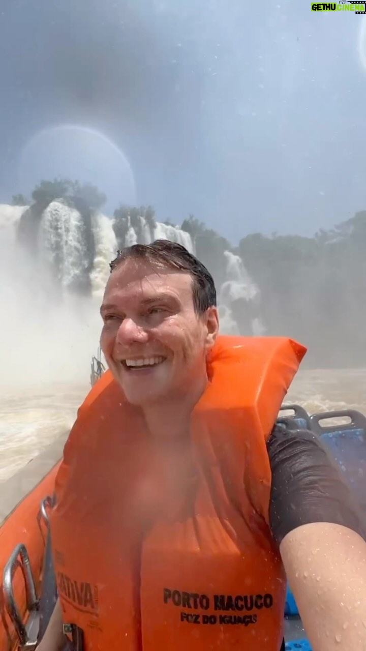 Michel Teló - 26.2K Likes - Que rolê foi esse, senhoras e senhores! PelamordeDeus! Que experiência! Uma energia inexplicável! #cataratasdoiguaçu