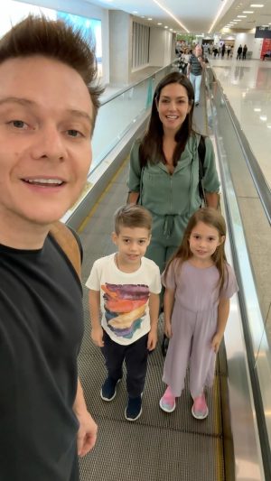 Michel Teló Instagram - E dessa vez está mais q especial… nosso aniversário de casamento é 14/10, dia das crianças 12/10.. eles sempre tiveram o sonho de conhecer a torre Eiffel e nós sempre tivemos o sonho de ter filhos.. sendo assim, essa possivelmente é uma das viagens mais especiais da nossas vidas… Paris, entenda… vc sempre teve um lugar único no nosso coração e agora… tá ainda maior! Celebrando nosso amor, com os frutos desse amor! Não podia ser mais espacial… apresentar cada cantinho dessa cidade q a gente ama juntinho deles tem sido realmente uma emoção! 
✨🗼❤️ #Paris #OuiParis #TataeMichel #Nós4