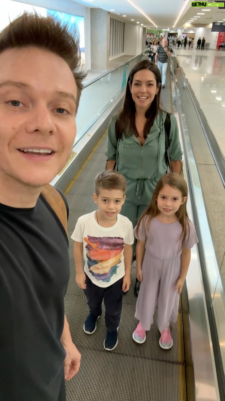 Michel Teló - 251.5K Likes - E dessa vez está mais q especial… nosso aniversário de casamento é 14/10, dia das crianças 12/10.. eles sempre tiveram o sonho de conhecer a torre Eiffel e nós sempre tivemos o sonho de ter filhos.. sendo assim, essa possivelmente é uma das viagens mais especiais da nossas vidas… Paris, entenda… vc sempre teve um lugar único no nosso coração e agora… tá ainda maior! Celebrando nosso amor, com os frutos desse amor! Não podia ser mais espacial… apresentar cada cantinho dessa cidade q a gente ama juntinho deles tem sido realmente uma emoção!
✨🗼❤️ #Paris #OuiParis #TataeMichel #Nós4